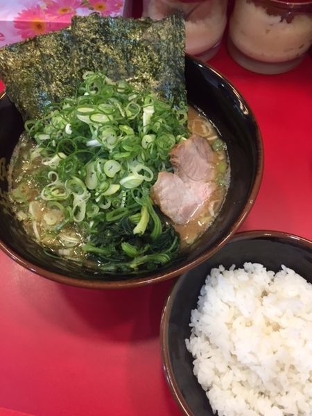 「らーめん700円（麺ヤワ）　九条ネギ100円　ライス付き」@らーめん 谷瀬家 新橋店の写真