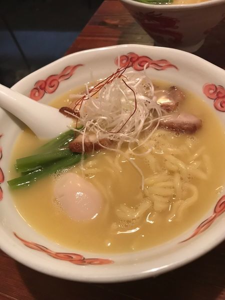 「鶏白湯らーめん 味玉入り」@麺・酒処 ぶらりの写真