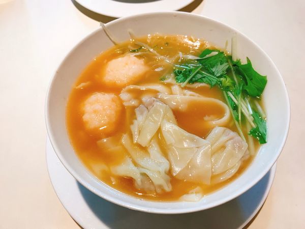 「海老団子と肉ワンタン入り白湯醤油スープそば(刀削麺)・デザート付」@馥香の写真