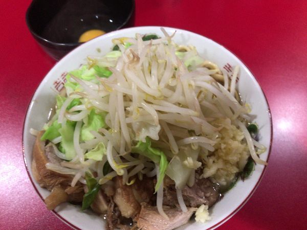 「小豚+生卵(ニンニク)900円」@ラーメン二郎 札幌店の写真