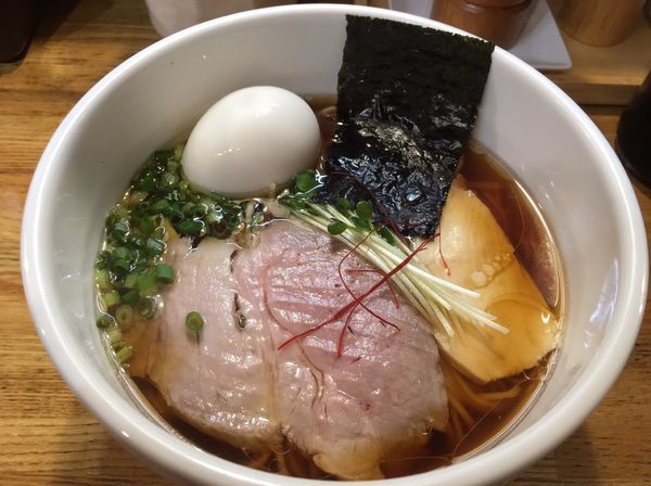 「鶏清湯醤油ラーメン＋味玉」@麺庵 小島流の写真