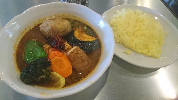 「チキン野菜スープカレー1050円+チーズいももち150円」@スープカレー専門店 plus oneの写真