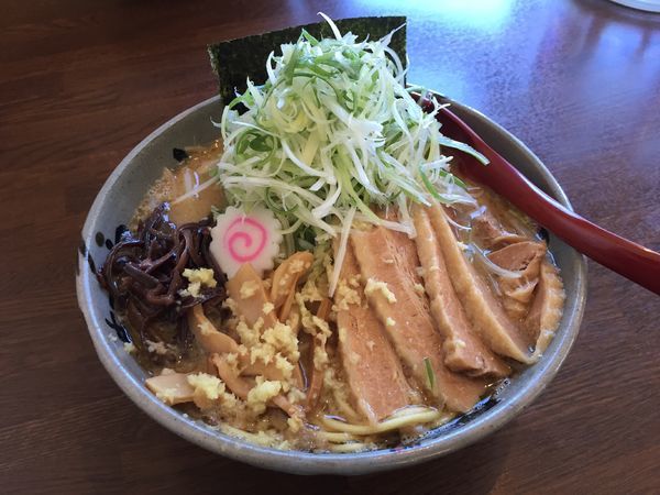 「味噌チャーシュー麺大盛り麺固めトッピングネギ」@麺家 竜馬の写真