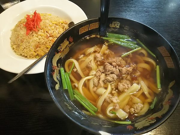 「毎日刀削麺セット　：台湾麺味の刀削麺＋チャーハン」@劉家 西安刀削麺 堀田店の写真