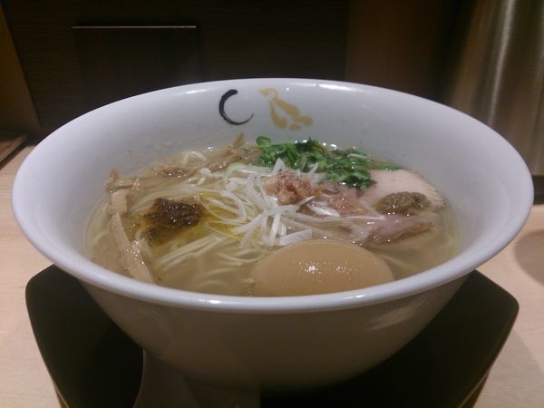 「真鯛と蛤の塩そば+味玉」@SOBAHOUSE 金色不如帰 新宿御苑本店の写真