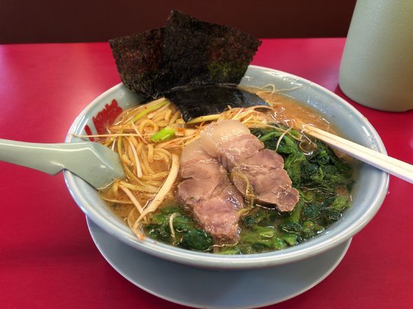 「醤油ピリ辛ネギ大盛+ほうれん草増し+チャーシュークーポン」@山岡家 狭山店の写真