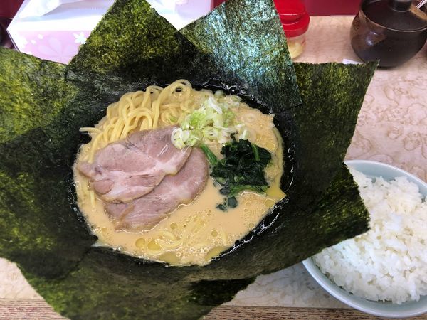 「ラーメン中盛り750円、海苔増し150円、半ライス100円」@横浜寺田家ラーメン 白井店の写真