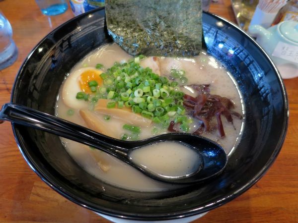 「全部のせ ７８０円 ※なま（粉落し）」@博多とんこつラーメン しろひげの写真