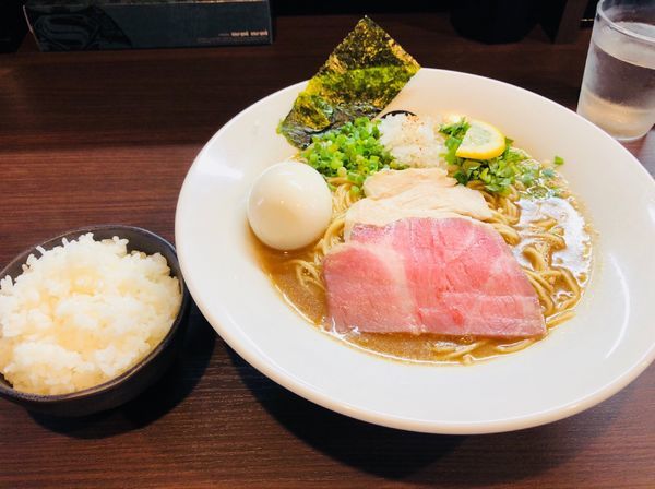 「鯛白湯ラーメン大盛り+煮玉子  ライス」@らーめん 鞍の写真