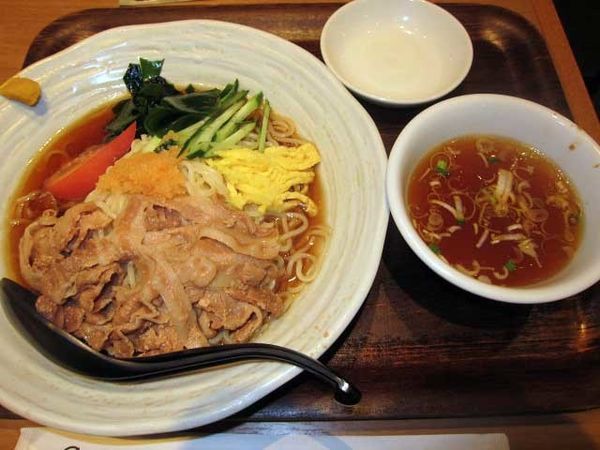 「肉冷し　880円＋餃子　150円」@麺処直久 新橋店の写真