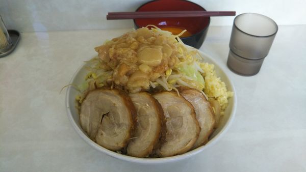 「ラーメン豚入り 生卵」@魔人豚の写真