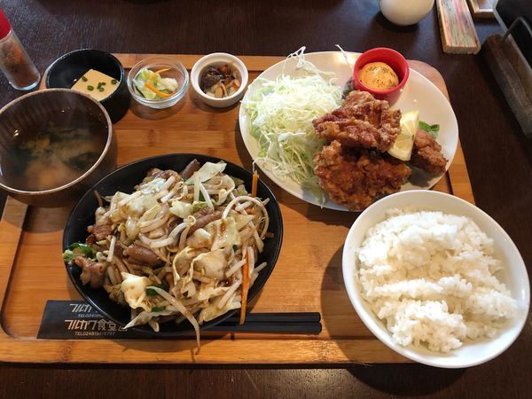 「唐揚げモツのハーフ900円」@フルカワ食堂の写真