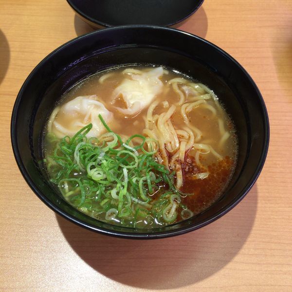 「濃厚えび味噌ワンタンメン」@スシロー 千葉みなと店の写真