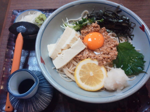 「納豆そば 870円」@謙徳蕎麦屋 謙徳エンゼル店の写真