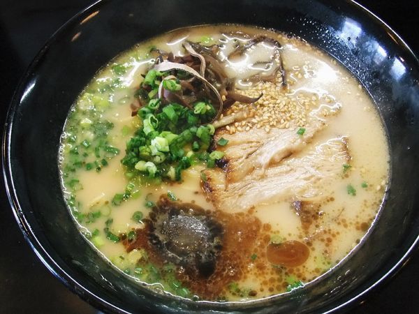 「博多風とんこつラーメン 黒（730円）」@豚力屋の写真