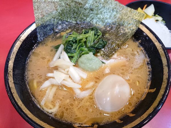 「ラーメン700円＋ライス110円＋味玉50円」@家系総本山 ラーメン吉村家の写真