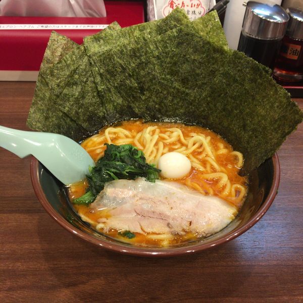 「辛豚ラーメン 海苔 中太麺」@横浜家系ラーメン 吟家 稲毛海岸店の写真