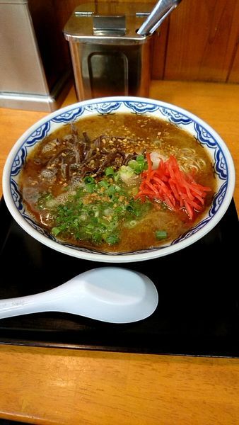 「黒ラーメン620円替え玉4個無料」@由丸製麺所の写真
