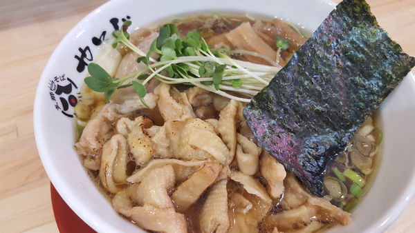 「支那そば 醤油 中太麺+わんたん＋鶏皮」@支那そば やそじの写真