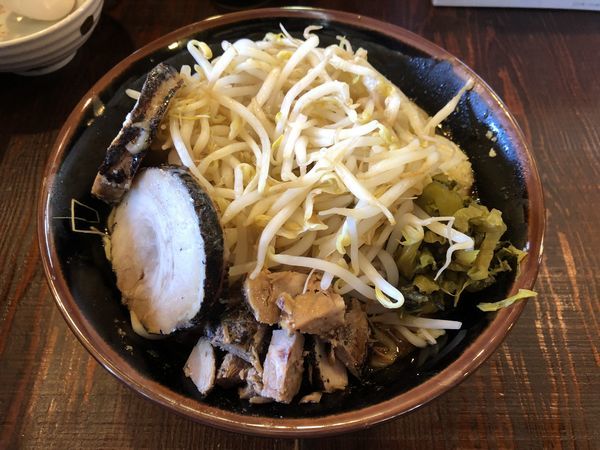 「まぜそば(大)+豚２枚+生卵」@麺や豚髭の写真