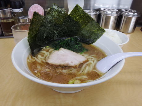 「とんこつ醤油ラーメン」@ら〜めんぎょうてん屋GOLD 東名厚木店の写真