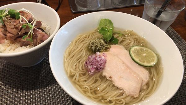 「地鶏と昆布の冷やしそば+ランチセット豚ご飯」@らぁ麺 やまぐちの写真