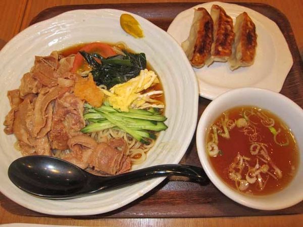 「肉冷し　880円＋餃子　150円」@麺処直久 新橋店の写真