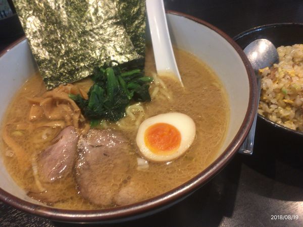 「ラーメン＋半チャーハン餃子セット」@横濱家 日野店の写真