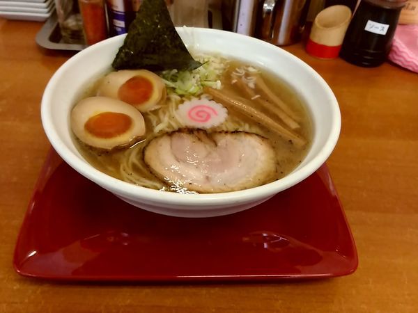 「燻玉らーめん(大盛・210g・白醤油)740円」@らーめん我礫の写真