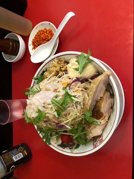 「冷やし中華全マシ+豚一枚」@鷹の目 獨協大学前本店の写真