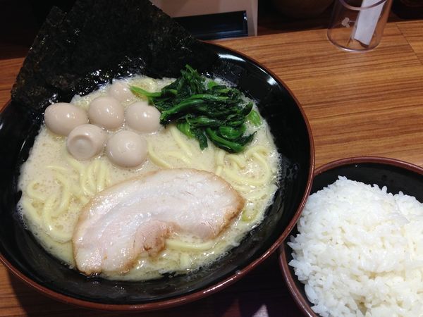 「ラーメン塩 並＋うずら５コ（サービス券）＋サービスライス」@横浜家系ラーメン 壱角家 新宿5丁目店の写真