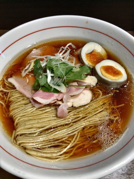 「ラーメン黒 ¥800＋味玉 ¥100」@八咫烏の写真