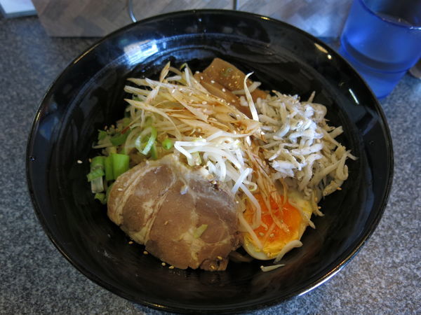 「汁なし油そば+江ノ島しらす:1188円」@ラーメン花みずきの写真