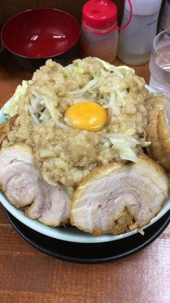 「まぜそば大 豚増し 野菜マシ アブラマシ」@ラーメン やまや 本店の写真