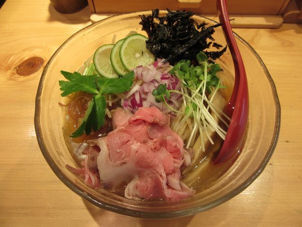 「限定　秋刀魚と鮪の冷やしそば（９００円）」@焼きあご塩らー麺 たかはし 上野店の写真