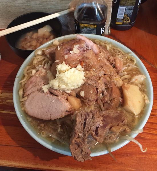 「豚入りラーメン＋ニンニク 豚かす入りアブラ(別皿)」@ラーメン富士丸 西新井大師店の写真