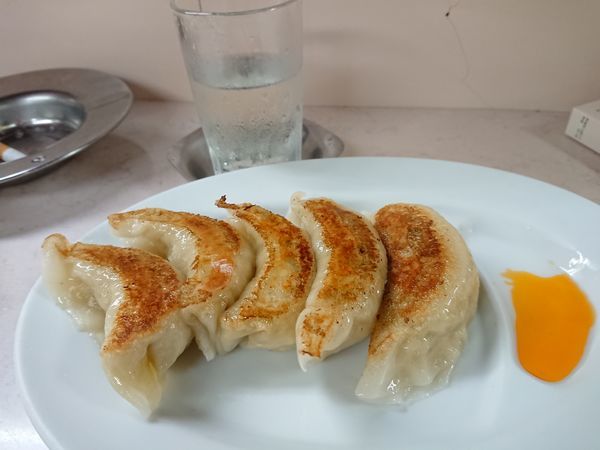 「餃子400円＋ラーメン420円＋清酒340円×二杯」@岐阜屋の写真