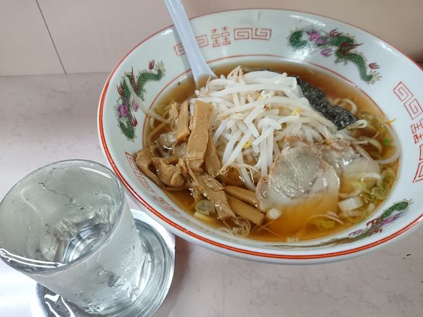 「ラーメン420円＋餃子400円＋清酒340円×二杯」@岐阜屋の写真