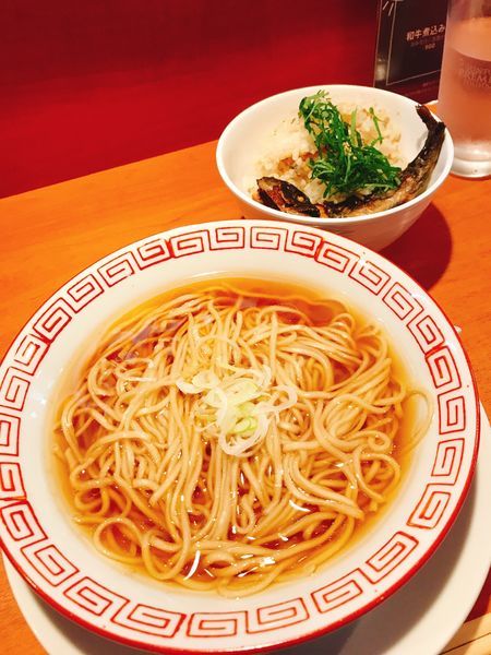 「醤油かけラーメンとイワナ(岩魚)の炊き込みご飯セット1000円」@食堂酒場 Graciaの写真