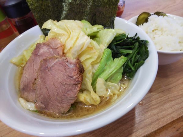 「キャベツラーメン&サービスライス」@横浜家系 おか家の写真