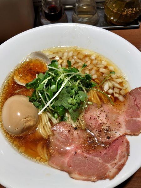 「赤鷄と蛤の淡麗中華そば 醤油 味玉入り ¥880」@麺屋 ねむ瑠の写真