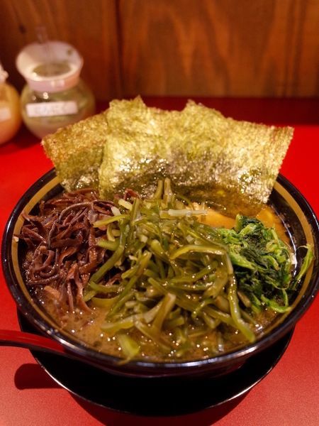 「ラーメン肉増し＋きくらげ＋茎わかめ…1090円」@家系ラーメン 稲葉家の写真