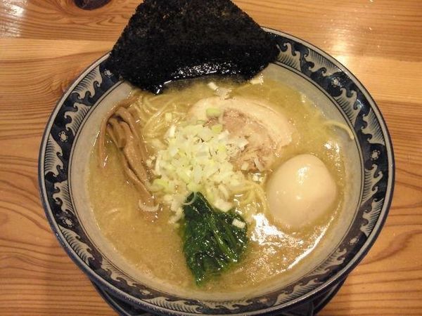 「熟成豚骨醤油らーめん +味付き玉子」@龍神麺の写真