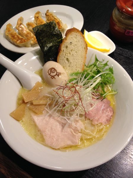 「濃厚鶏白湯(しお)850円 味玉100円 餃子350円」@上気元 いただきの写真