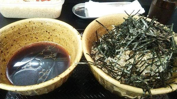 「肉そば（中） 890円」@なぜ蕎麦にラー油を入れるのか。 秋葉原店の写真