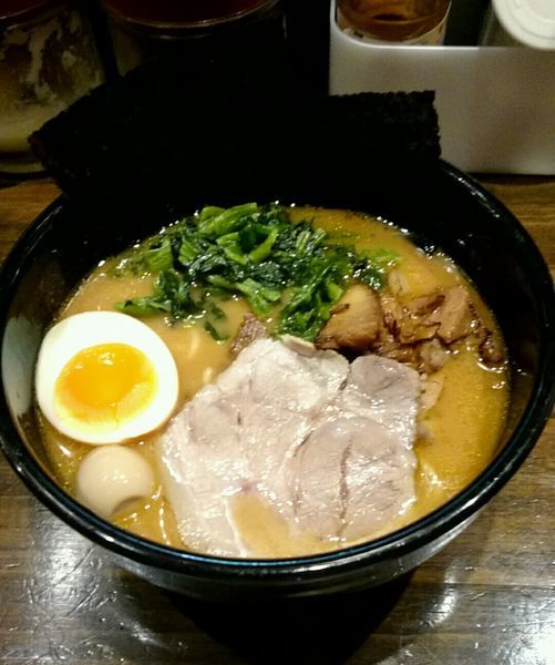 「家系豚骨 醤油」@横浜家系ラーメン クマガ家の写真