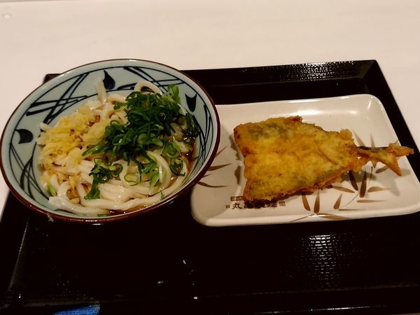 「ぶっかけうどん(並盛)290円→140円＋あじ天160円」@丸亀製麺 イーサイト高崎店の写真