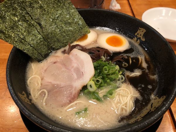 「黒マー油らーめん」@博多風龍 神田西口店の写真