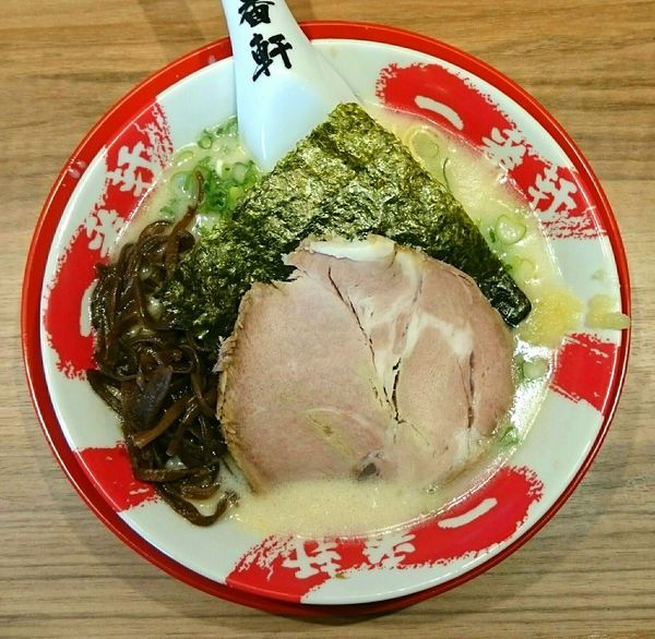 「白豚骨ラーメン(博多麺バリかた ニンニク有り) 熟成焼餃子」@熟成豚骨ラーメン専門 一番軒 東京歌舞伎町本店の写真