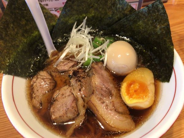 「あごだしらーめん（醤油）850円＋トッピングセット250円」@創麺 どすんの写真